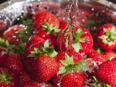 Нельзя промывать клубнику в дуршлаге: как это правильно делать