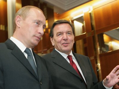 Бывший канцлер Германии Герхард Шредер неожиданно объявился в Москве: что известно