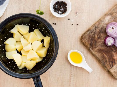 Это улучшит вареный картофель лучше, чем соль: какой ингредиент кулинары держат в секрете