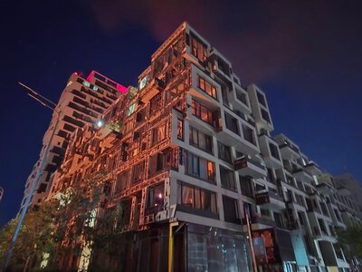 Последствия ночной атаки на Киев: поврежден инновационный парк UNIT.City и ЖК «Медовый», есть погибшие и десятки раненых