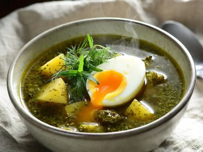 Как приготовить зеленый борщ со щавелем, шпинатом и курицей