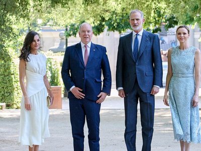 Королева Летиція в кремовій сукні, а княгиня Шарлін — у небесно-блакитній: пані сходили на виставку (фото)