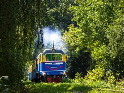 Более 1500 пассажиров в день: в Ровно заработала детская железная дорога после модернизации