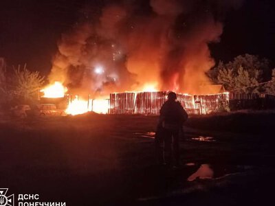 В Краматорске после атаки дрона сгорели 10 автомобилей и хозяйственная постройка