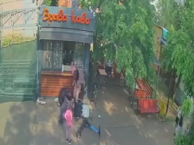 В Черноморске подросток на электросамокате врезался в коляску с младенцем: ребенок пострадал (видео)