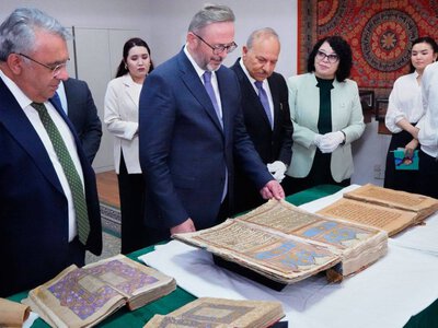  Коран XII века из Казахстана помогут восстановить специалисты из Турции 