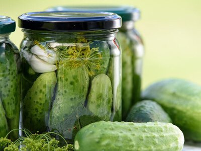 Только кусочек этого продукта сделает огурцы невероятно хрустящими: что надо положить в банку