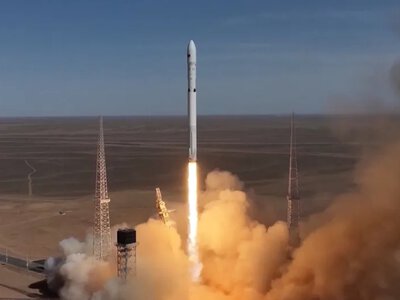 Китай впервые отправил в космос новую ракету: запуск создал опасность для самолетов (видео)