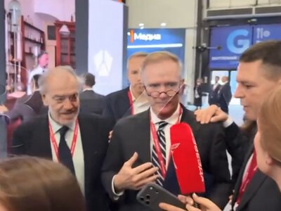 Представитель США сбежал от прессы на ПМЭФ-2026 в Санкт-Петербурге (видео)