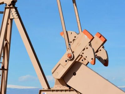россия впервые признала падение добычи нефти, обвиняя в этом внеплановое техническое обслуживание