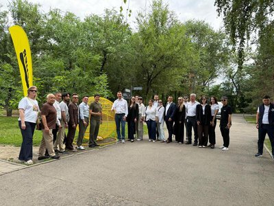 В Алматы открыли аллею скамеек из переработанного пластика