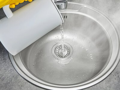 Соду и уксус отложите: есть средство, лучше прочищающее кухонный слив в сто раз лучше