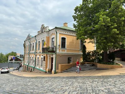 На столичном Андреевском спуске демонтировали памятник Булгакову
