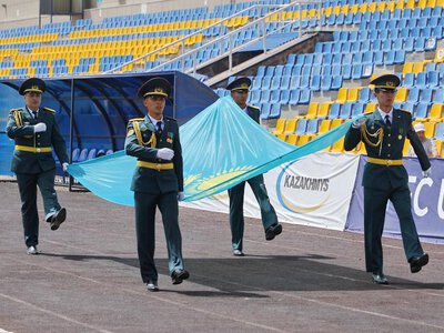 В области Ұлытау ко Дню государственных символов состоялась торжественная церемония поднятия Государственного флага РК