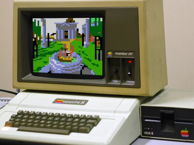 Полвека назад компьютер Apple II изменил мир. Что это был за прорыв? (видео)
