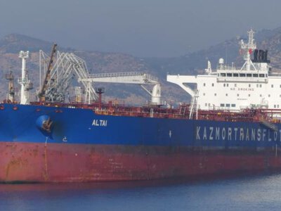 Могли ударить БПЛА: в Таганроге загорелись нефтяной танкер и сухогрузы, есть пострадавшие, — росСМИ