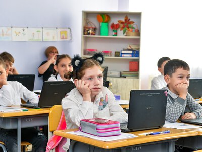 Телефоны в шкафчик: в школах Грузии вводят запрет на мобильные во время занятий