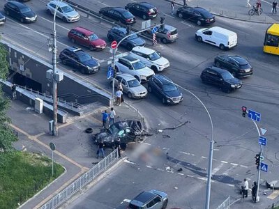 В Киеве Mercedes врезался в пешеходную зону: четверо погибших, трое раненых