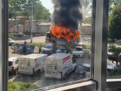 В Одессе возле «Сити-центра» дотла сгорела маршрутка: что рассказали очевидцы (видео)