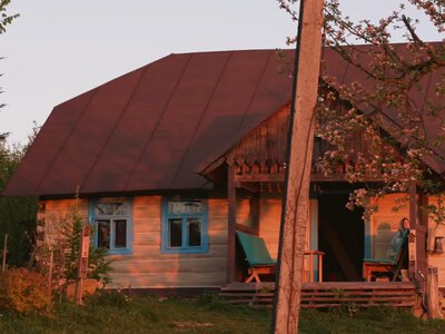 Бывшая модель купила дом в селе за $1 тысячу: ее муж сделал там сказку (фото)