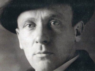После сноса памятника Булгакову: украинцы ищут новую фигуру для главного места на Андреевском спуске (Видео)