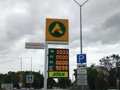 Жизнь без топлива в Крыму: торговля талонами, поездки на Тамань и помощь туристам