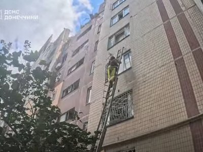 В Дружковке после авиаудара спасатели эвакуировали маломобильную женщину из повреждённой многоэтажки
