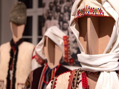 В Любляне открылась выставка 40 аутентичных украинских костюмов с семейными историями