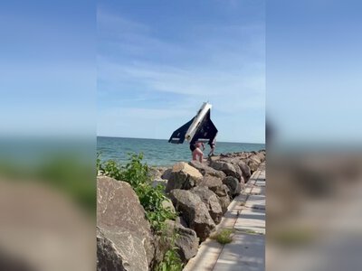 В Одессе мужчина выловил российский дрон из моря голыми руками (видео)