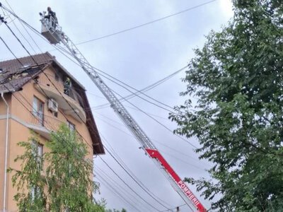 В Кишиневе после удара молнии загорелся жилой дом, эвакуировали 15 человек