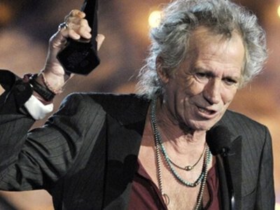 Легендарний гітарист The Rolling Stones уперше став прадідусем: онука замилувала першим фото малечі