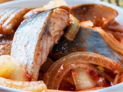 Идеальная закуска к картофелю: простой рецепт сельди в кетчупе