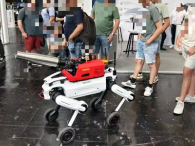 В Германии на выставке китайская компания представила робота-пожарного