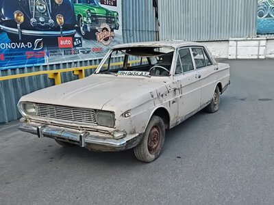 Служил детской площадкой: в Украине обнаружили заброшенным винтажный Ford 60-х (видео)