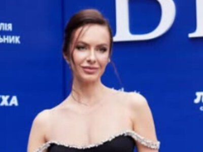 Эксдружина Остапчука похвасталась почетной наградой в роскошном образе