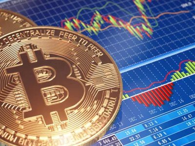 С октября 2025 года биткоин потерял половину своей стоимости: причины и прогноз