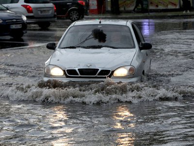 Движение заблокировано: в Киеве из-за сильного ливня затопило проезжую часть