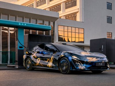 Запас хода 1000 км и зарядка за 10 минут: электрический флагман BYD показали на первых фото