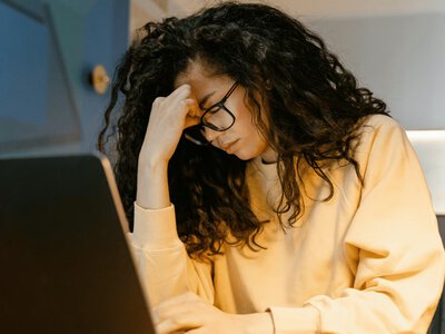 Зумеры считают отношения роскошью: почему молодежь выбирает одиночество