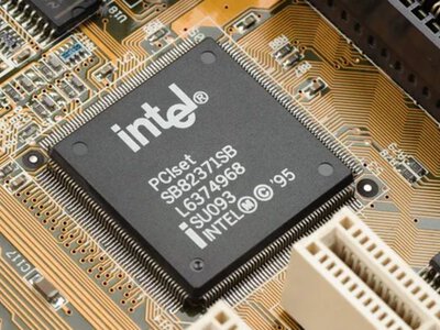 Intel может выпустить более трех миллионов фирменных ИИ-чипов для Google