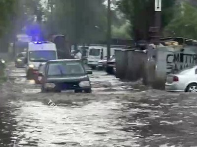 Машины плывут по улицам: мощный ливень затопил Киев