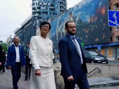 Еврокомиссар Марта Кос посетила места российских ударов в Киеве