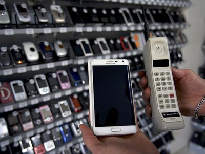 12 800 долларов за телефон: эксперт рассказал, сколько стоили мобилки 40 лет назад (фото)