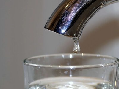 Где в Украине самая дорогая и самая дешевая вода и что делают с повышением тарифов на местах