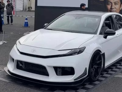 Двухмоторный beast: Toyota Camry, которая взрывает представления о среднем седане