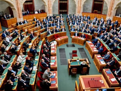  Венгерский парламент единогласно поддержал сокращение зарплат депутатов почти на 40% 