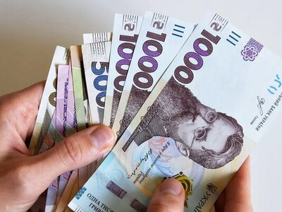 Украинцам будут выплачивать от 1200 до 2500 гривен: как получить деньги