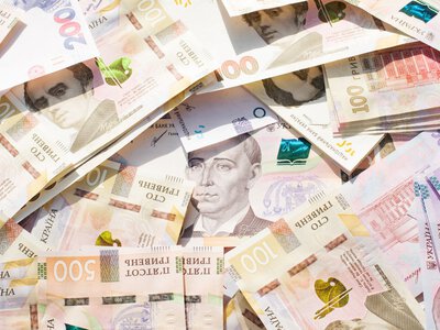 Более 100 тысяч на руки: сколько зарабатывают министры и руководство Кабмина