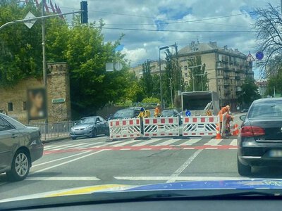 В центре Киева провалился асфальт сразу в двух местах: полиция обратилась к водителям