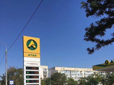 Топливный кризис ударил по курортам: отели в Крыму начали дарить туристам бензин